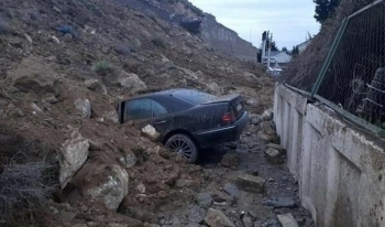 Bibiheybətdə yol uçdu, maşın altında qaldı - FOTOLAR | FED.az